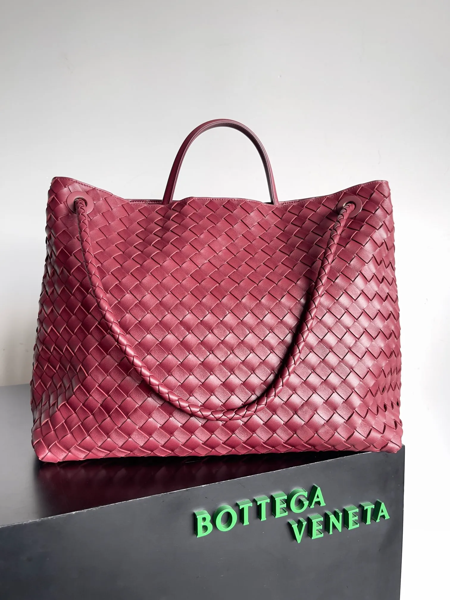 Batch 3760 Recently, the same style of bag that celebrities love is both high-end and practical. Michelle Yeoh, Kim Namjoon, Jing Boran, Tong Liya, Sun Qian, Wu Qianyu, Du Juan, Ma Yili and Bai Baihe are all carrying Bottega Veneta summer series Andiamo handbags. Andiamo has a simple structure and rounded lines. The whole piece is made of Nappa leather. It is comfortable, soft and dynamic. It adds interest to daily life and can be easily matched with various styles. Andiamo handbags are available in three sizes: small, medium and large. There are many colors to choose from, which can meet different needs. You can really carry it whether it is daily or attending events. Style number: 743575 Size: 45*22*34 including handle height 44cm